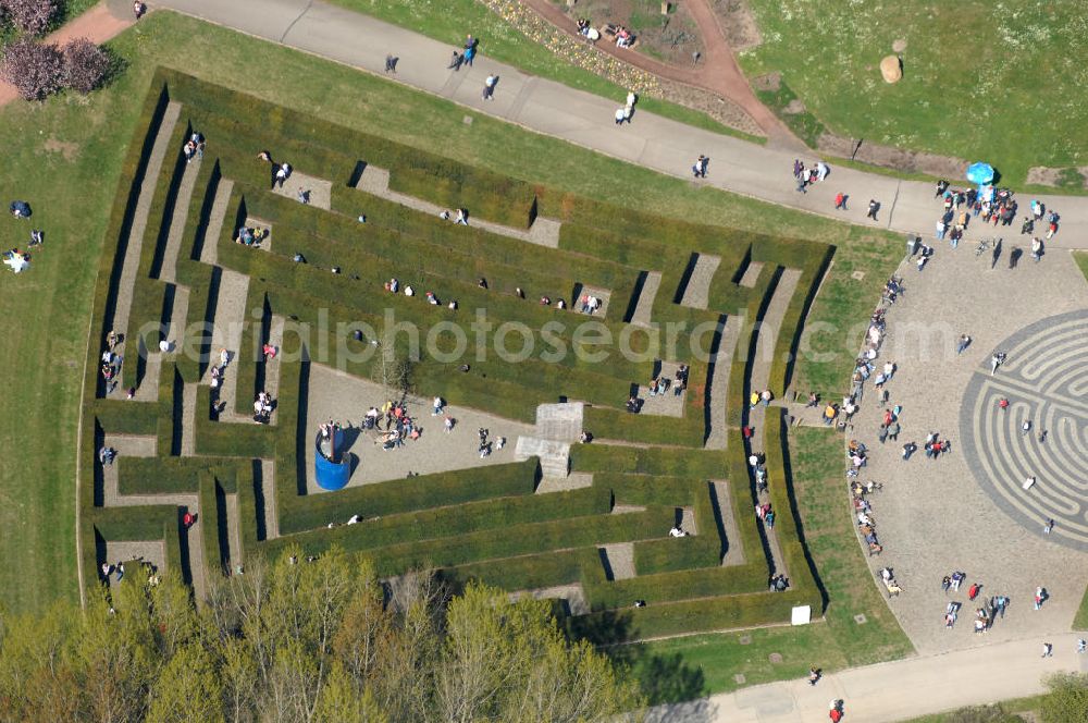 Aerial image Berlin - Frühjahrsstimmung im Labyrinth der Mitte im Erholungspark Marzahn. Spring mood in the middle of the labyrinth in the Marzahn Recreational Park.