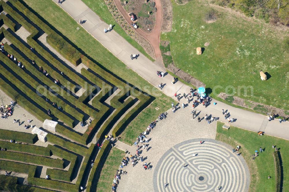 Berlin from the bird's eye view: Frühjahrsstimmung im Labyrinth der Mitte im Erholungspark Marzahn. Spring mood in the middle of the labyrinth in the Marzahn Recreational Park.