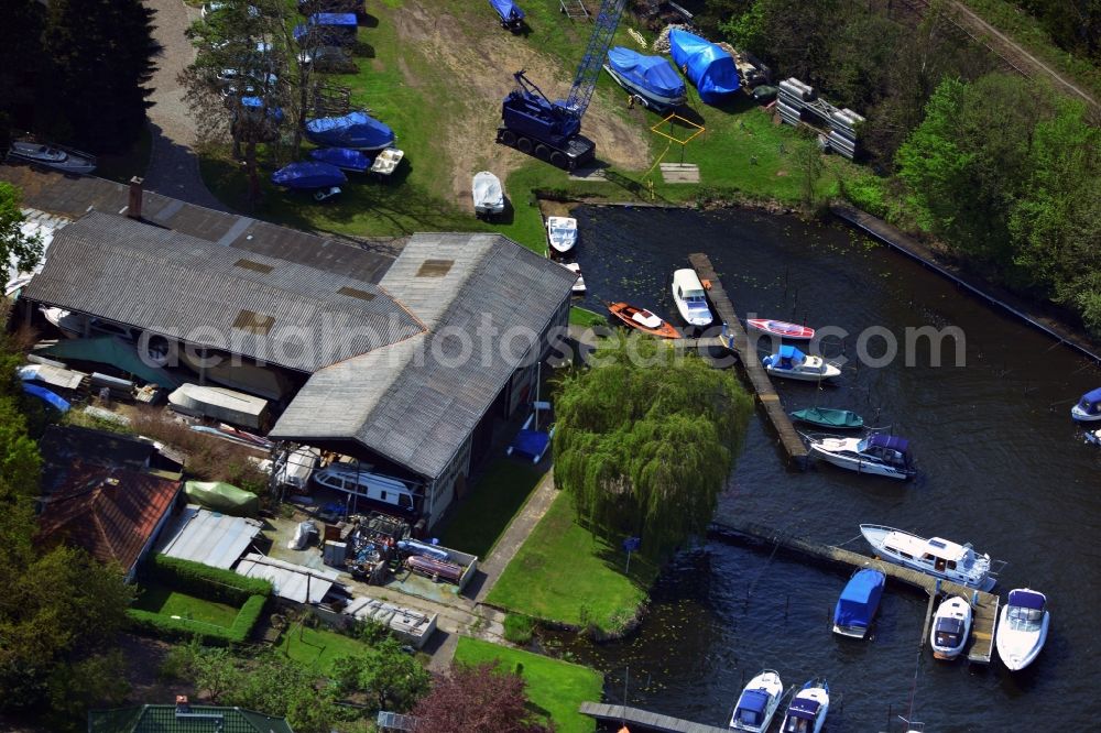 Schwielowsee-Caputh from the bird's eye view: The Bootswerf Lachmann shipyard is located on the island in the district Wentdorf Caputh of Schwielowsee in Brandenburg. The traditional boat building operation with Marina has its webs in a bay of Lake Templin