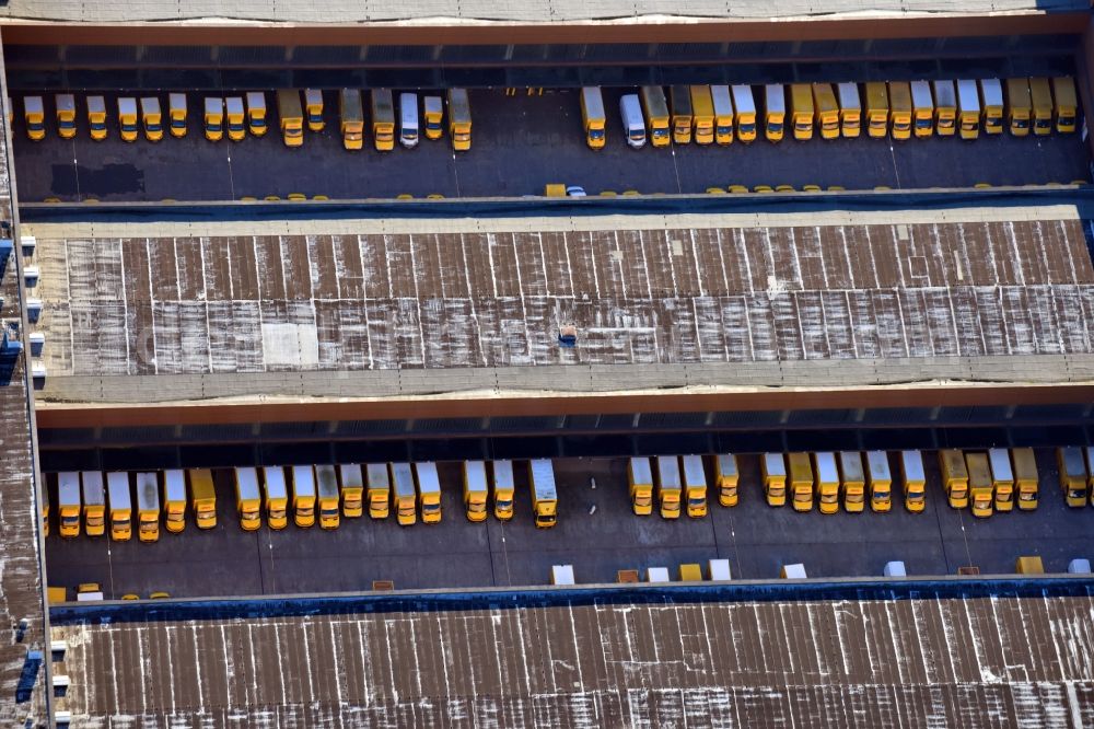 Aerial photograph Hamburg - Warehouse building complex and logistics center on the premises of DHL AG - Deutsche Post in the district Altona in Hamburg, Germany