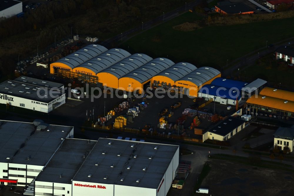 Aerial photograph Neubrandenburg - Storage and production sites of building materials. Branches of Brillux GmbH & Co. KG and the Jacob Cement Building materials (Jacob Sönnichsen AG). On the outskirts positioned site Am Krokusweg in Neubrandenburg in Mecklenburg-Western Pomerania. neubrandenburg.jacob-cement.de /