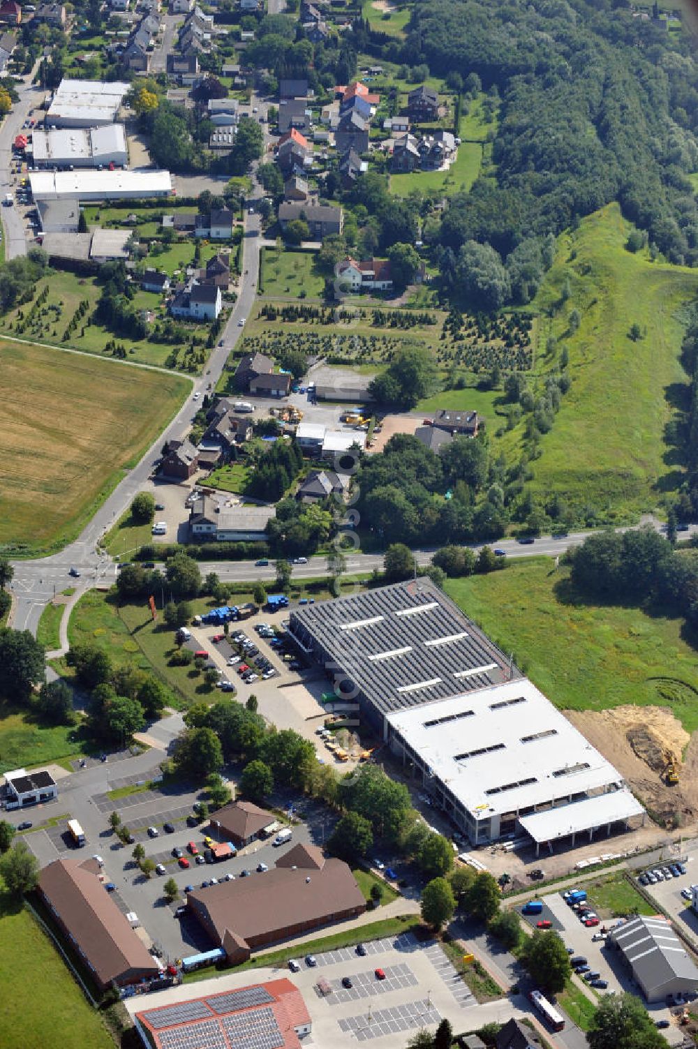 Bergkamen from above - Lager- und Produktionshalle an der Rünther Straße 120 in Bergkamen in Nordrhein-Westfalen / North Rhine-Westphalia. Ein Projekt der Unternehmensgruppe Markus Gerold. Mieter ist die Finnveden Bulten GmbH.