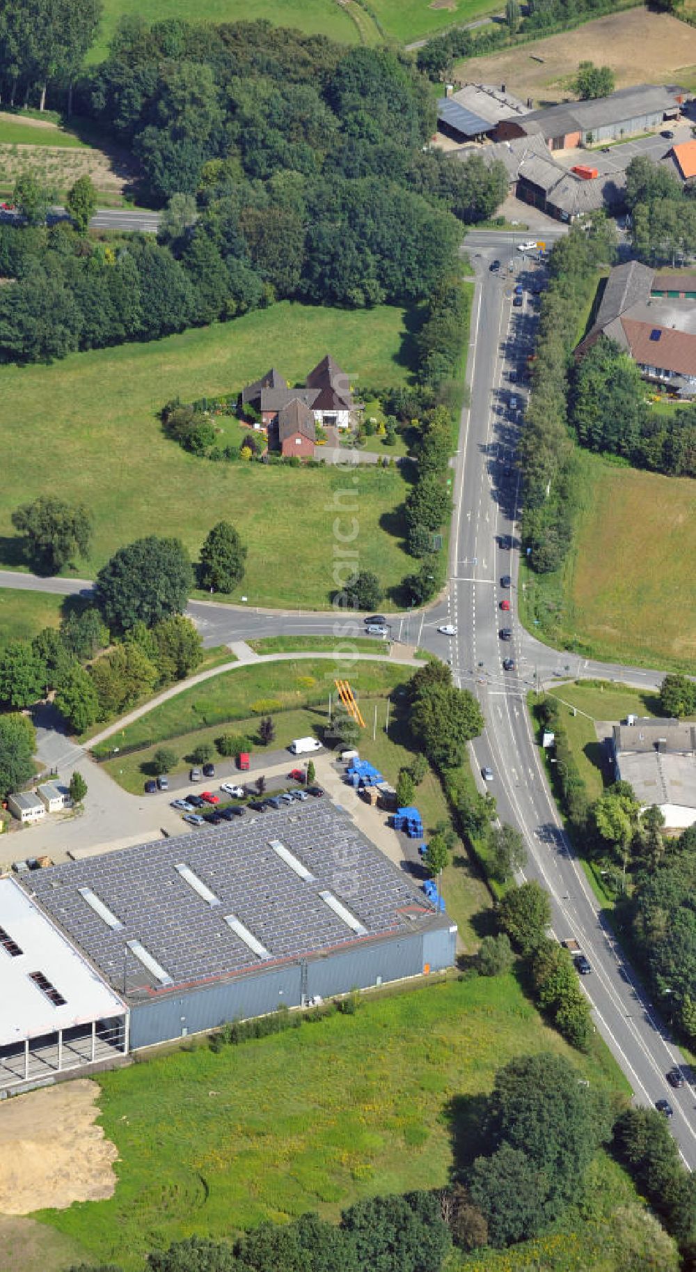 Bergkamen from above - Lager- und Produktionshalle an der Rünther Straße 120 in Bergkamen in Nordrhein-Westfalen / North Rhine-Westphalia. Ein Projekt der Unternehmensgruppe Markus Gerold. Mieter ist die Finnveden Bulten GmbH.