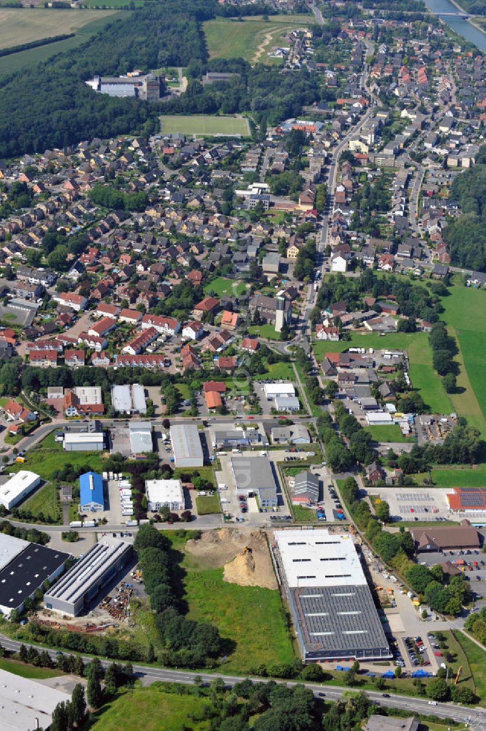 Bergkamen from above - Lager- und Produktionshalle an der Rünther Straße 120 in Bergkamen in Nordrhein-Westfalen / North Rhine-Westphalia. Ein Projekt der Unternehmensgruppe Markus Gerold. Mieter ist die Finnveden Bulten GmbH.