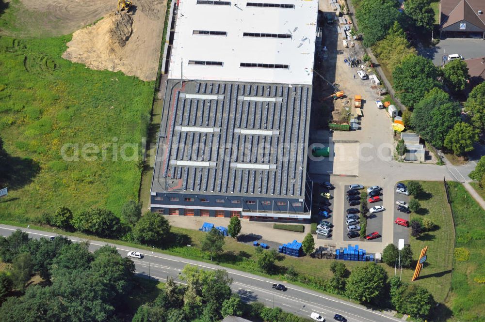 Bergkamen from the bird's eye view: Lager- und Produktionshalle an der Rünther Straße 120 in Bergkamen in Nordrhein-Westfalen / North Rhine-Westphalia. Ein Projekt der Unternehmensgruppe Markus Gerold. Mieter ist die Finnveden Bulten GmbH.