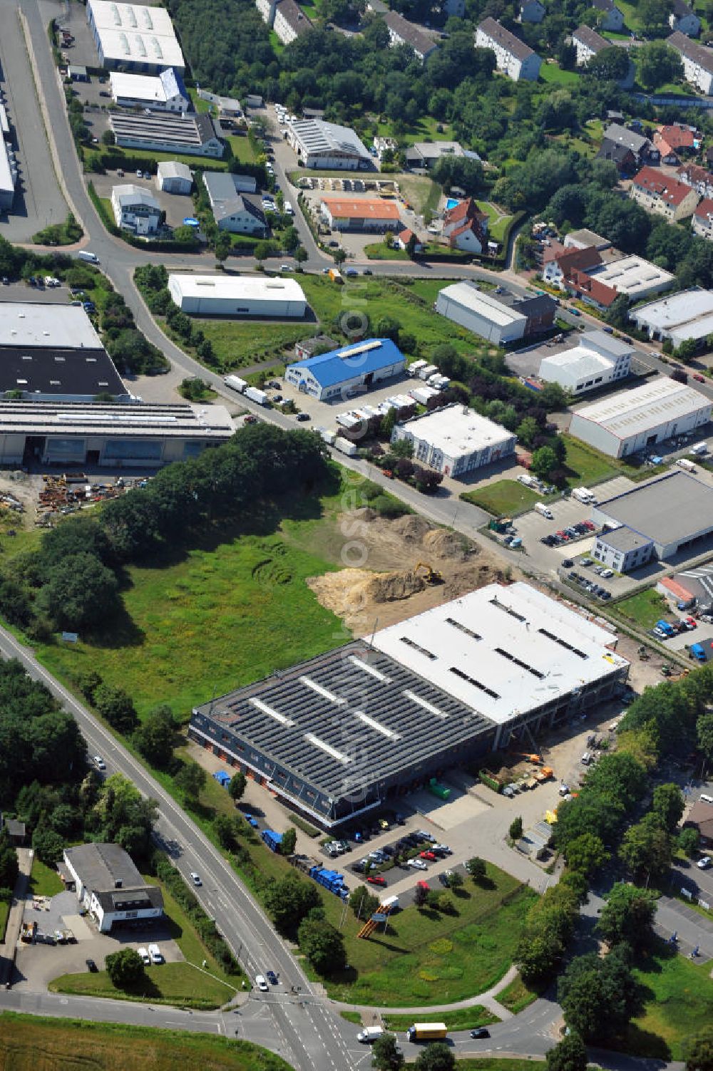 Bergkamen from the bird's eye view: Lager- und Produktionshalle an der Rünther Straße 120 in Bergkamen in Nordrhein-Westfalen / North Rhine-Westphalia. Ein Projekt der Unternehmensgruppe Markus Gerold. Mieter ist die Finnveden Bulten GmbH.