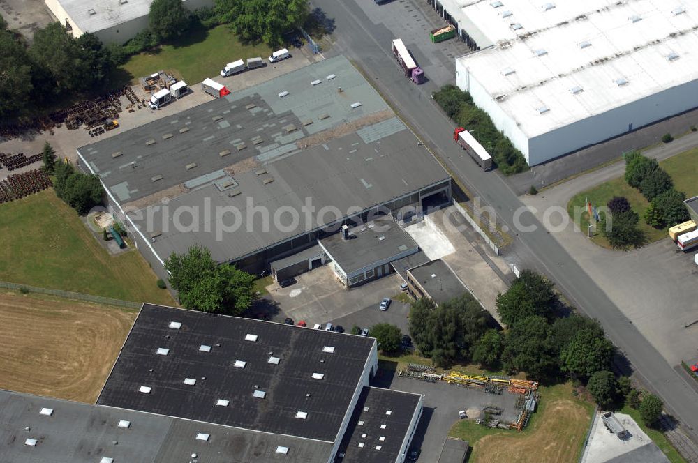 Bönen from the bird's eye view: Lager- und Produktionshalle mit Bürogebäude im Industriegebiet. Der Komplex besteht auf 2 Lager- Produktionshallen mit jeweils ca. 2.500 m² Nutzfläche, Bürotrackt mit ca. 600 m² Nutzfläche, Sozialräume und Garagen. Adresse: Rudolf-Diesel-Str. 10, 59199 Bönen; Vermietung / Verwaltung: Unternehmensgruppe Markus Gerold, An der Vaerstbrücke 1, 59425 Unna, Tel. +49(0)2303 25036-26, Fax +49(0)2303 25036-27, E-Mail: info@markus-gerold.de