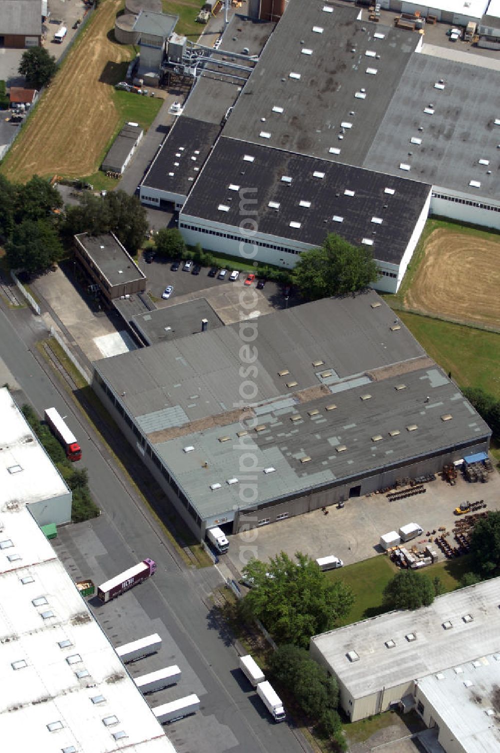 Aerial photograph Bönen - Lager- und Produktionshalle mit Bürogebäude im Industriegebiet. Der Komplex besteht auf 2 Lager- Produktionshallen mit jeweils ca. 2.500 m² Nutzfläche, Bürotrackt mit ca. 600 m² Nutzfläche, Sozialräume und Garagen. Adresse: Rudolf-Diesel-Str. 10, 59199 Bönen; Vermietung / Verwaltung: Unternehmensgruppe Markus Gerold, An der Vaerstbrücke 1, 59425 Unna, Tel. +49(0)2303 25036-26, Fax +49(0)2303 25036-27, E-Mail: info@markus-gerold.de