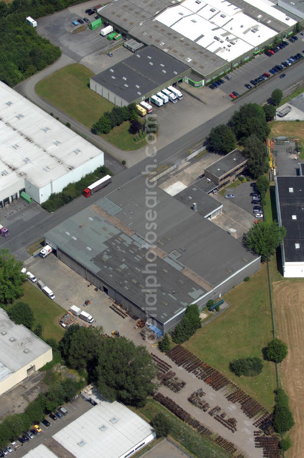 Bönen from the bird's eye view: Lager- und Produktionshalle mit Bürogebäude im Industriegebiet. Der Komplex besteht auf 2 Lager- Produktionshallen mit jeweils ca. 2.500 m² Nutzfläche, Bürotrackt mit ca. 600 m² Nutzfläche, Sozialräume und Garagen. Adresse: Rudolf-Diesel-Str. 10, 59199 Bönen; Vermietung / Verwaltung: Unternehmensgruppe Markus Gerold, An der Vaerstbrücke 1, 59425 Unna, Tel. +49(0)2303 25036-26, Fax +49(0)2303 25036-27, E-Mail: info@markus-gerold.de