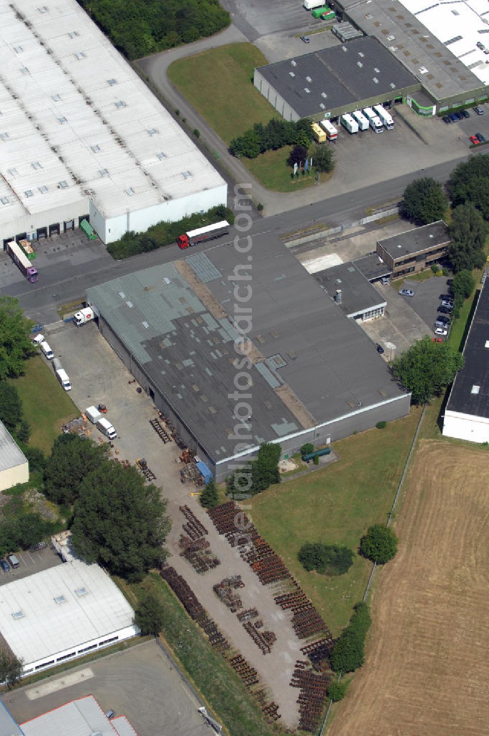 Aerial image Bönen - Lager- und Produktionshalle mit Bürogebäude im Industriegebiet. Der Komplex besteht auf 2 Lager- Produktionshallen mit jeweils ca. 2.500 m² Nutzfläche, Bürotrackt mit ca. 600 m² Nutzfläche, Sozialräume und Garagen. Adresse: Rudolf-Diesel-Str. 10, 59199 Bönen; Vermietung / Verwaltung: Unternehmensgruppe Markus Gerold, An der Vaerstbrücke 1, 59425 Unna, Tel. +49(0)2303 25036-26, Fax +49(0)2303 25036-27, E-Mail: info@markus-gerold.de