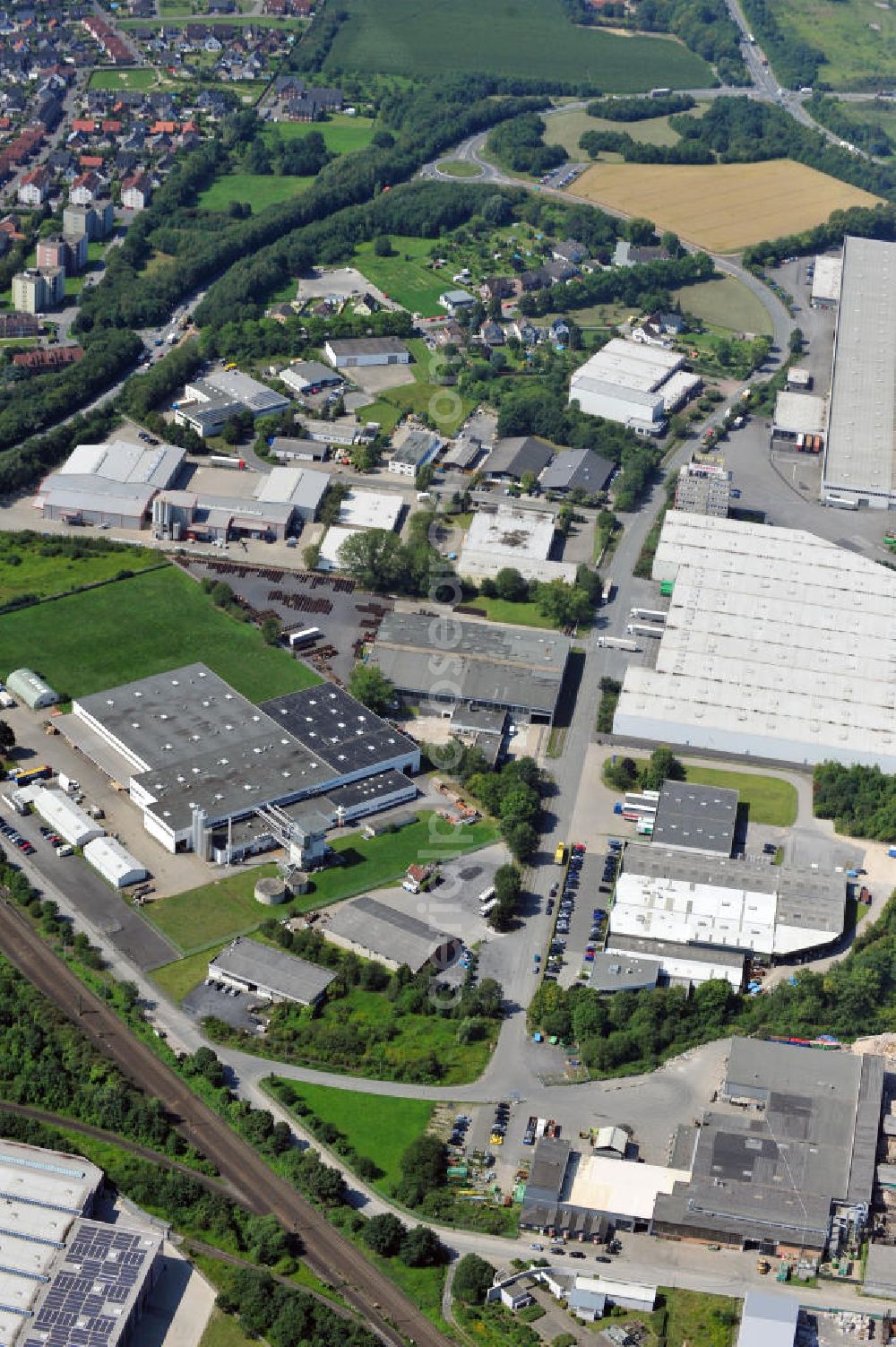 Bönen from the bird's eye view: Produktionshalle und Lagerhalle mit Büroräumen an der Rudolf-Diesel-Straße 10 in Bönen in Nordrhein-Westfalen / North Rhine-Westphalia. Ein Projekt der Unternehmensgruppe Markus Gerold. Mieter ist die ETS Ersatz-Teile Schienenfahrzeuge GmbH.