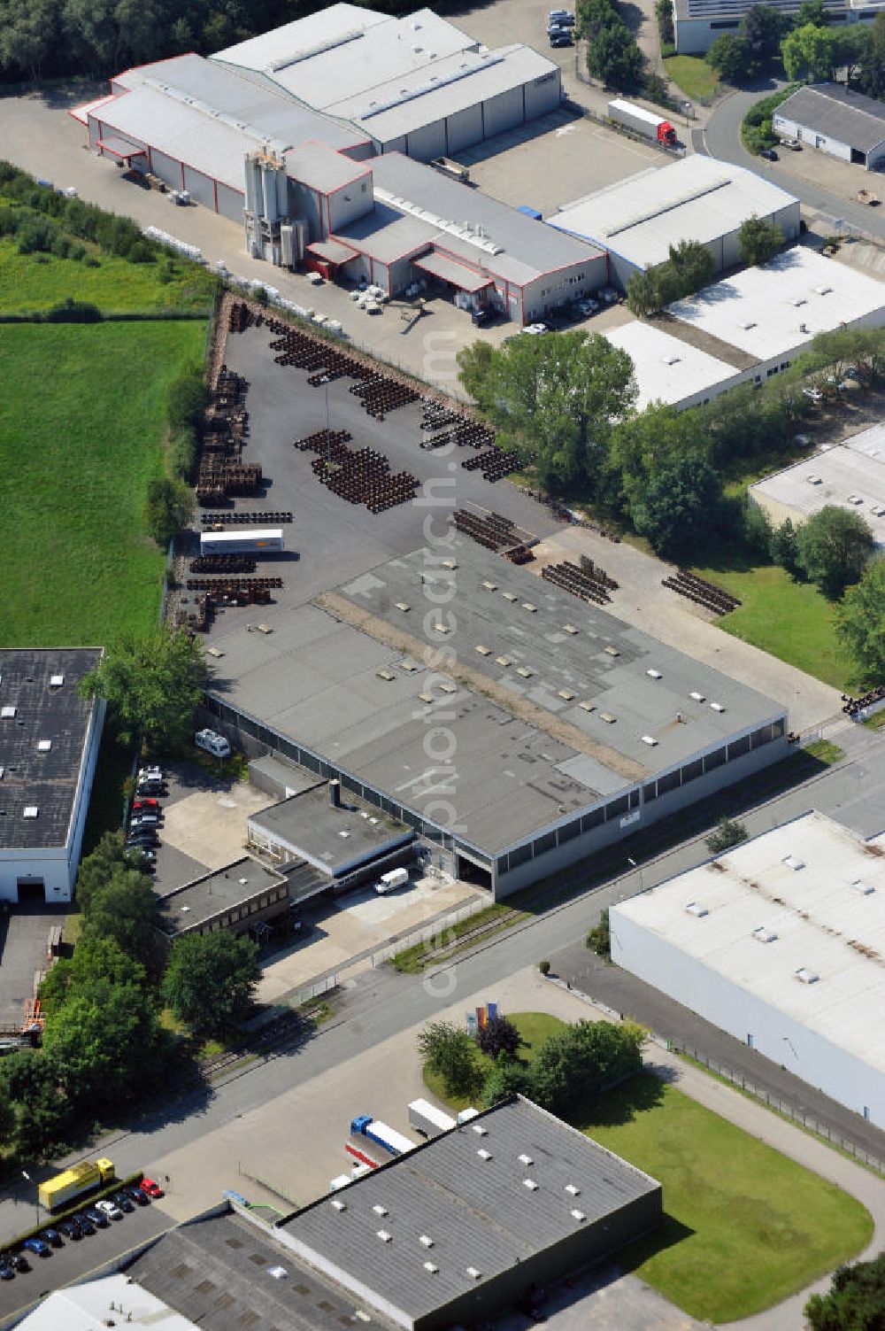 Bönen from the bird's eye view: Produktionshalle und Lagerhalle mit Büroräumen an der Rudolf-Diesel-Straße 10 in Bönen in Nordrhein-Westfalen / North Rhine-Westphalia. Ein Projekt der Unternehmensgruppe Markus Gerold. Mieter ist die ETS Ersatz-Teile Schienenfahrzeuge GmbH.