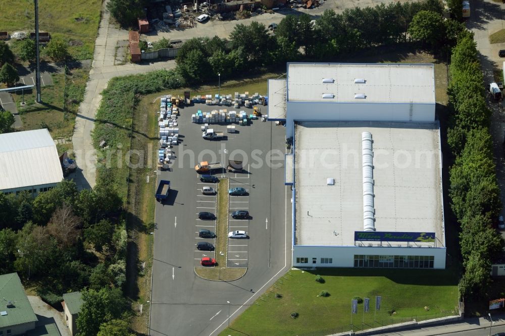 Aerial photograph Berlin - Bearing surface and sales areaof the company Fliesenparadies Niederlassung Berlin-Kaulsdorf in the industrial area in Berlin in Germany