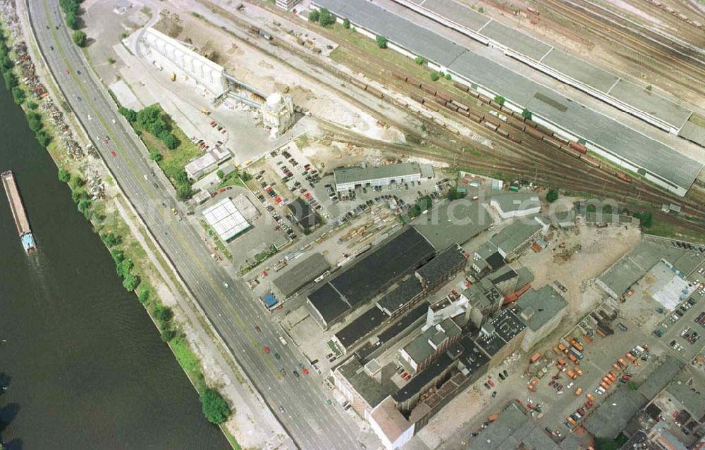 Berlin - Friedrichshain from above - Lagerbereich an der Oberbaumbrücke