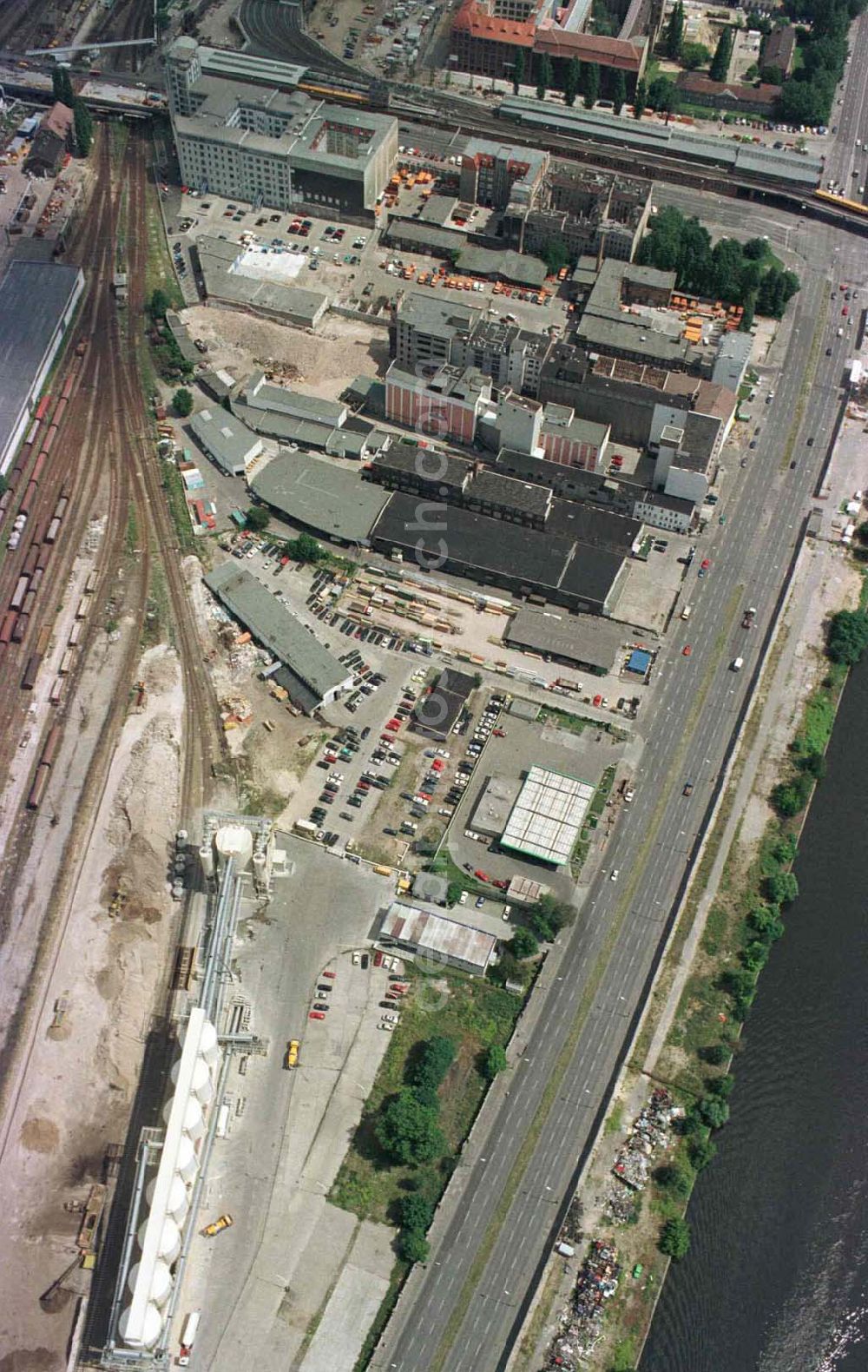 Aerial image Berlin - Friedrichshain - Lagerbereich an der Oberbaumbrücke