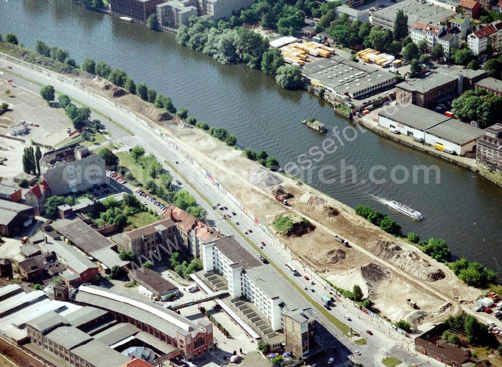 Aerial image Berlin - Friedrichshain - Lagerflächen im ehem. Grenzstreifen an der East-Side - Galerie in Berlin - Friedrichshain.