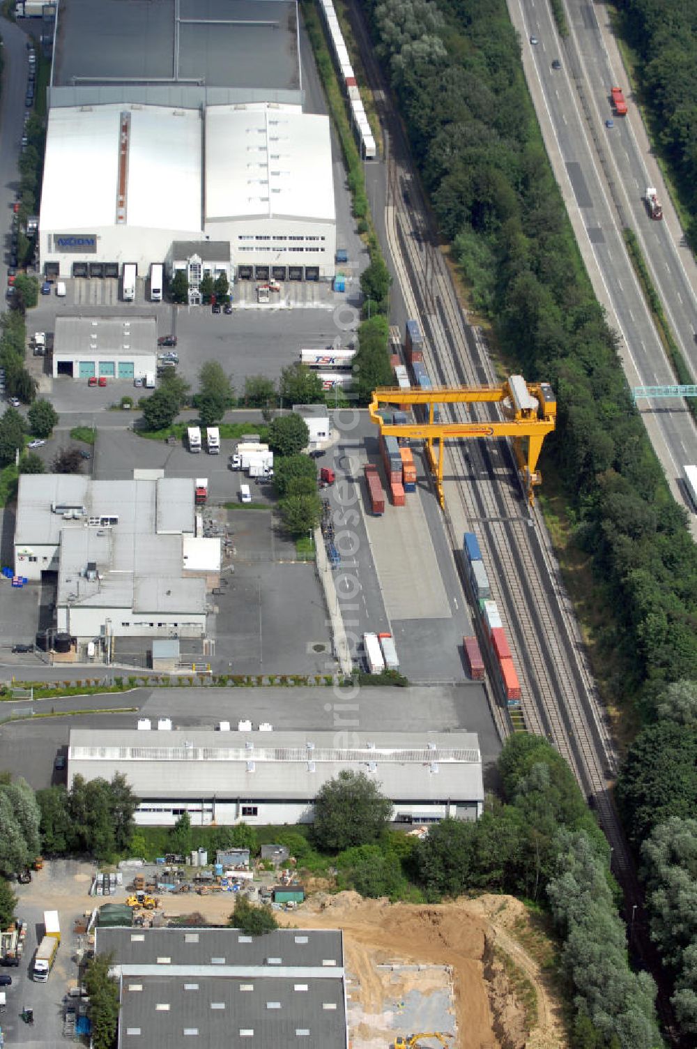 Unna from above - Lagerhalle mit integriertem Büro (2000 qm) im Industriepark Unna. Adresse: Otto-Hahn-Straße 22, 59423 Unna; Vermietung / Verwaltung: Unternehmensgruppe Markus Gerold, An der Vaerstbrücke 1, 59425 Unna, Tel. +49(0)2303 25036-26, Fax +49(0)2303 25036-27, E-Mail: info@markus-gerold.de