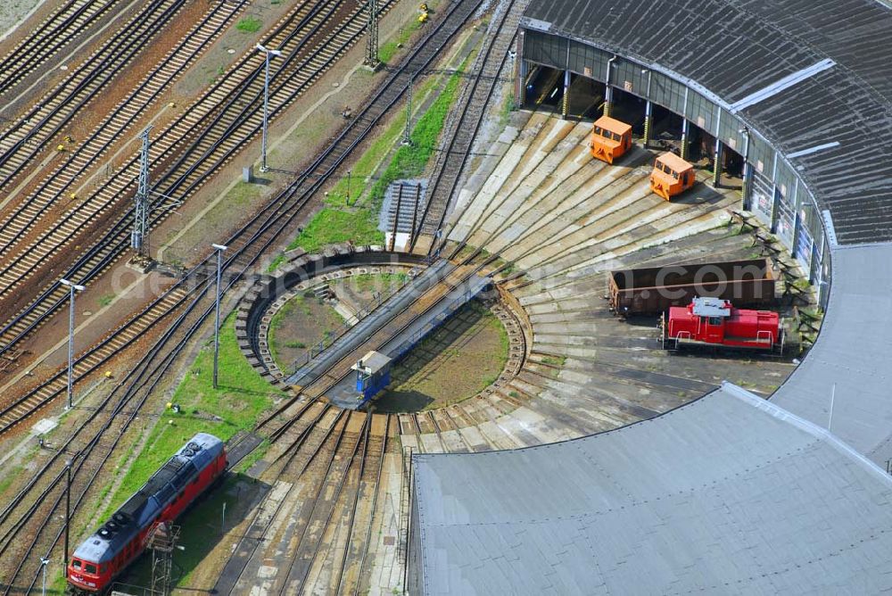 Aerial photograph Saalfeld - Blick Lagerhallen der Züge auf den Bahnhofsgelände Saalfeld.