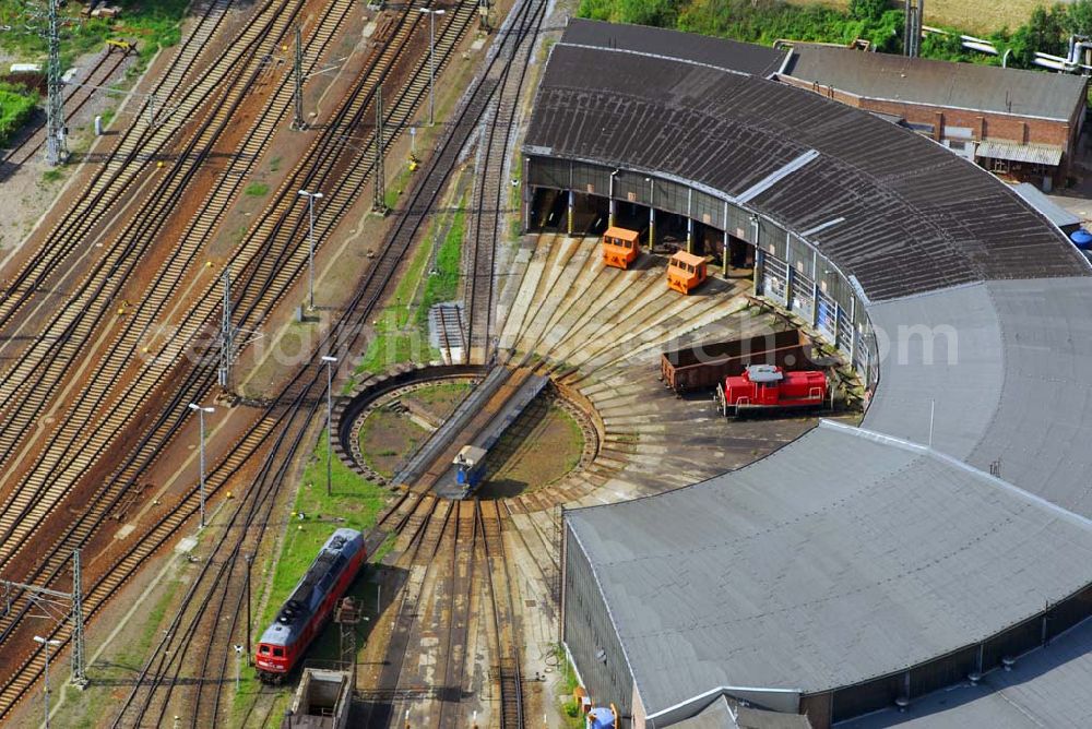 Saalfeld from above - Blick Lagerhallen der Züge auf den Bahnhofsgelände Saalfeld.