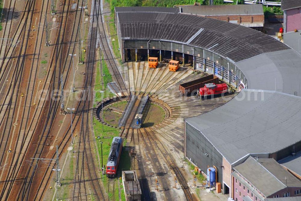 Saalfeld from the bird's eye view: Blick Lagerhallen der Züge auf den Bahnhofsgelände Saalfeld.