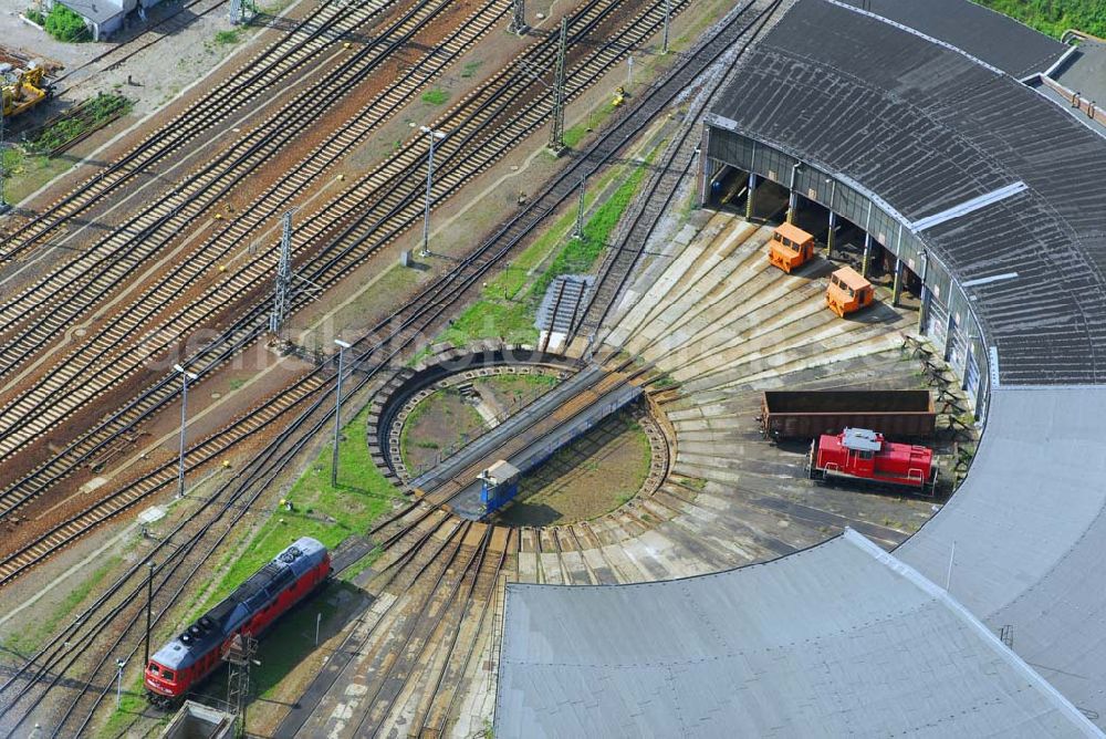 Aerial image Saalfeld - Blick Lagerhallen der Züge auf den Bahnhofsgelände Saalfeld.