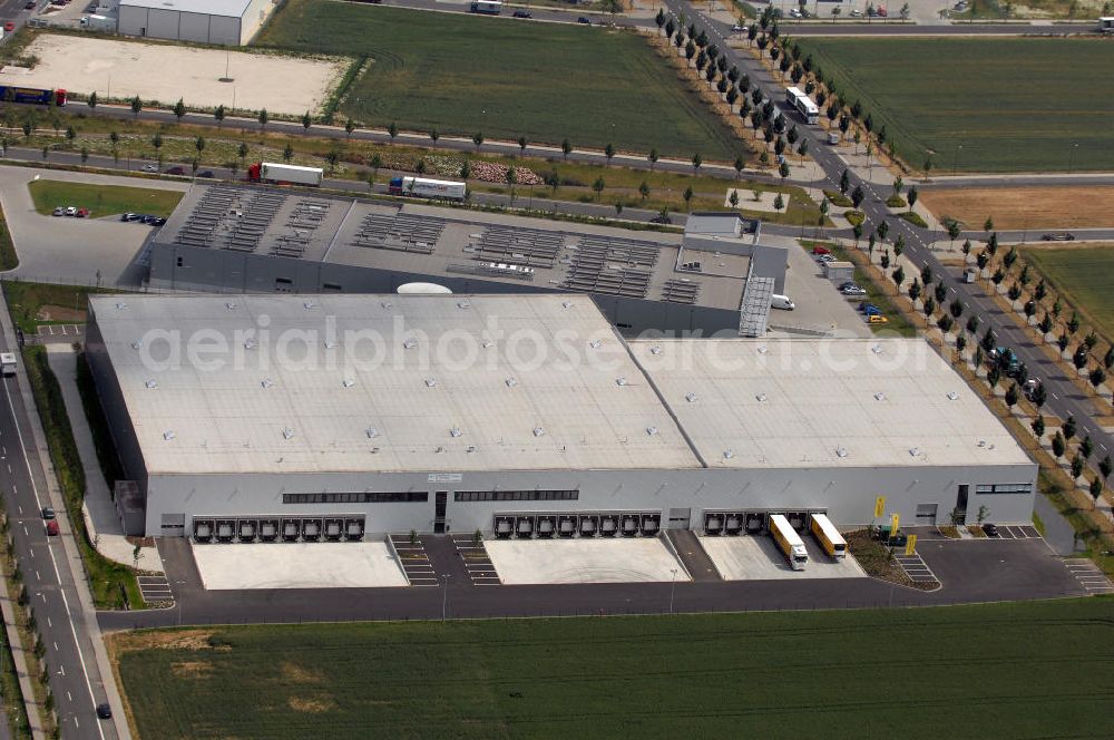 Aerial image Frankfurt am Main - Blick auf zwei Lagerhallen bei Frankfurt am Main in Hessen. Die Lagerflächen am Bad Homburger Kreuz zwischen Frankfurt-Kalbach und Bad Homburg von der Höhe werden von der crosslog Projektentwicklungsgesellschaft an verschiedene Logistikunternehmen wie z.B. an DACHSER Food Logistics vermietet. Kontakt: crosslog Projektentwicklungsgesellschaft für Logistik, Industrie und Gewerbe mbH, Tel. +49 (0) 617 150 304 60,