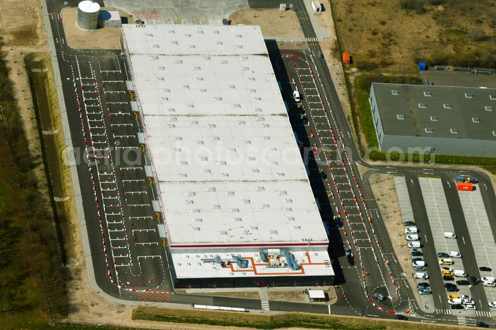 Hoppegarten from the bird's eye view: Warehouse and forwarding building Amazon Digitalstrasse- Neuer Hoenower Weg on federal street B1 in the district Dahlwitz-Hoppegarten in Hoppegarten in the state Brandenburg, Germany