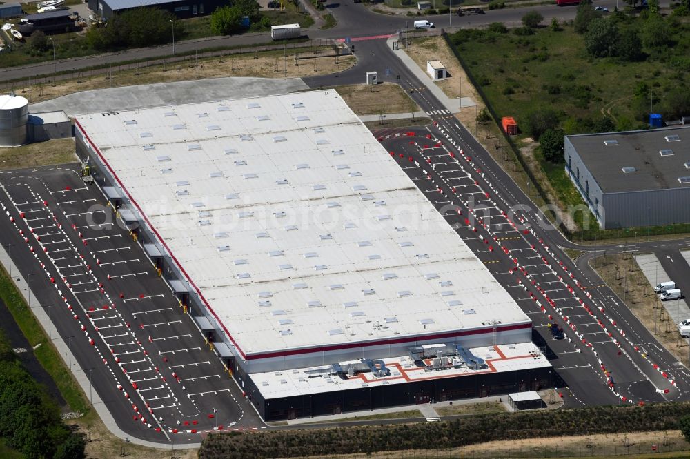 Hoppegarten from the bird's eye view: Warehouse and forwarding building Amazon Digitalstrasse- Neuer Hoenower Weg on federal street B1 in the district Dahlwitz-Hoppegarten in Hoppegarten in the state Brandenburg, Germany