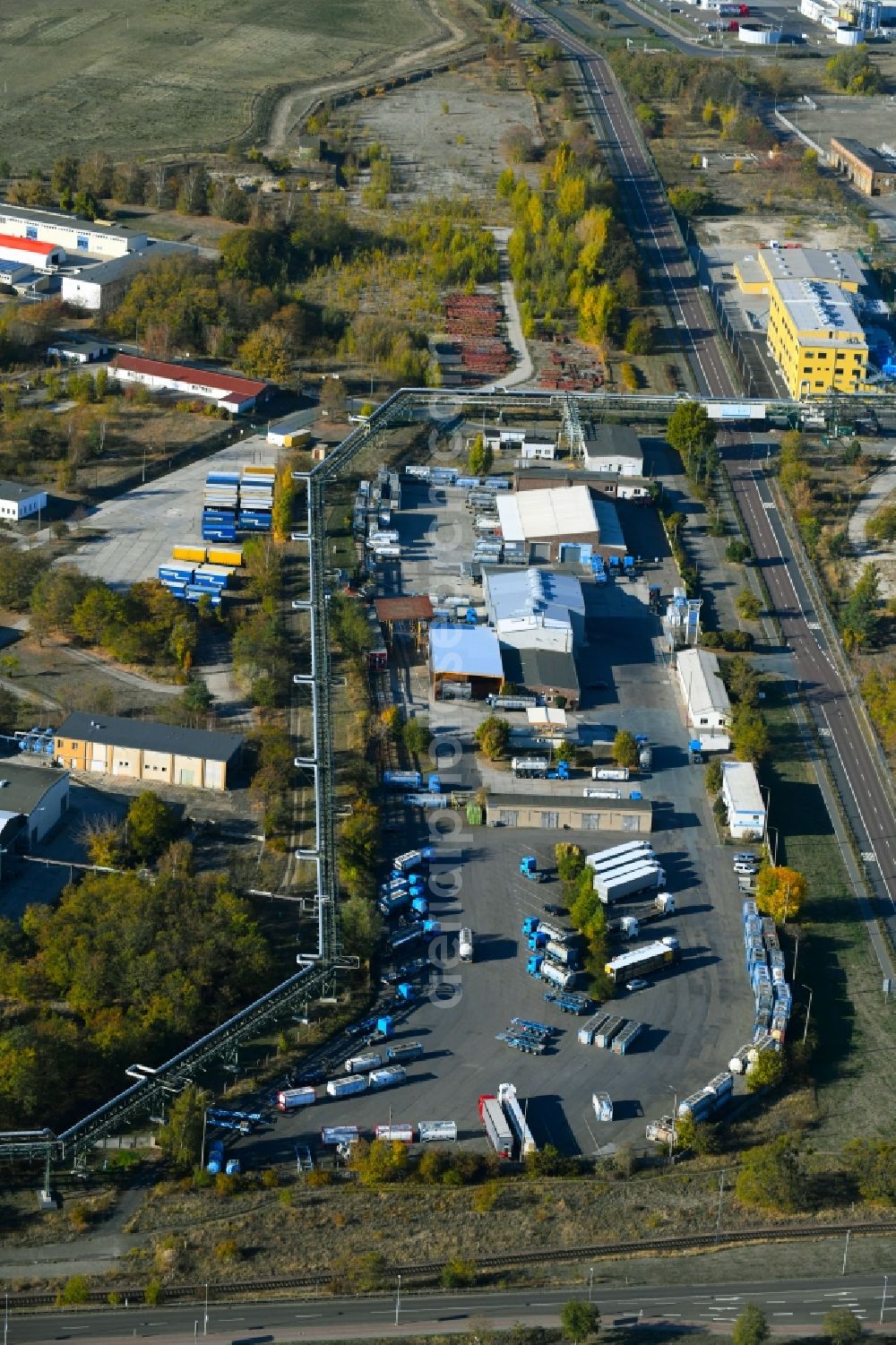 Aerial photograph Bitterfeld-Wolfen - Warehouses and forwarding building on Farbenstrasse in the district Greppin in Bitterfeld-Wolfen in the state Saxony-Anhalt, Germany