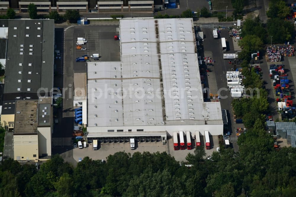 Berlin from the bird's eye view: Warehouses and forwarding building of Getraenke Nordmann GmbH on Wupperstrasse in the district Lichterfelde in Berlin, Germany