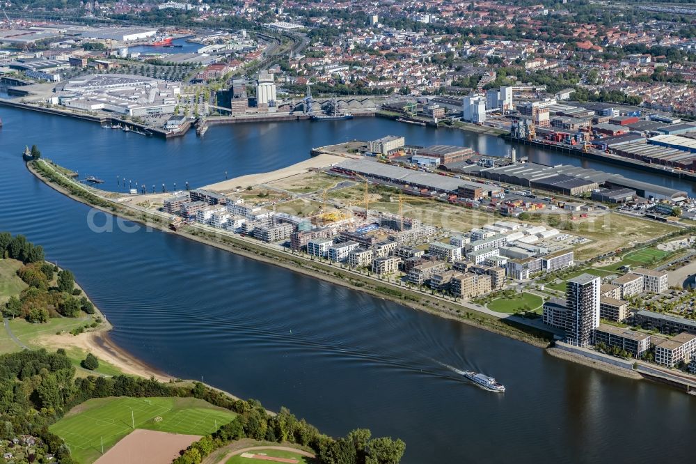 Aerial photograph Bremen - Warehouses and forwarding building on Weser river in the district Ueberseestadt in Bremen, Germany