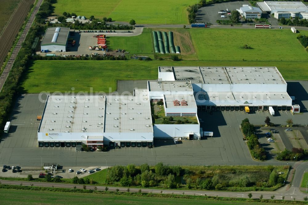 Sülzetal from the bird's eye view: Warehouses and forwarding building of Ragaller GmbH & Co. Betriebs KG and of Kwetters Logistik GmbH in the district Langenweddingen in Suelzetal in the state Saxony-Anhalt, Germany