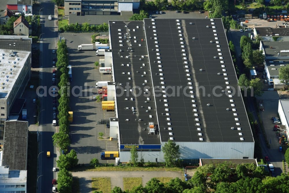 Aerial photograph Berlin - Warehouses and forwarding building Rieck Projekt Kontrakt Logistik Berlin GmbH & Co. KG on Porschestrasse in the district Mariendorf in Berlin, Germany