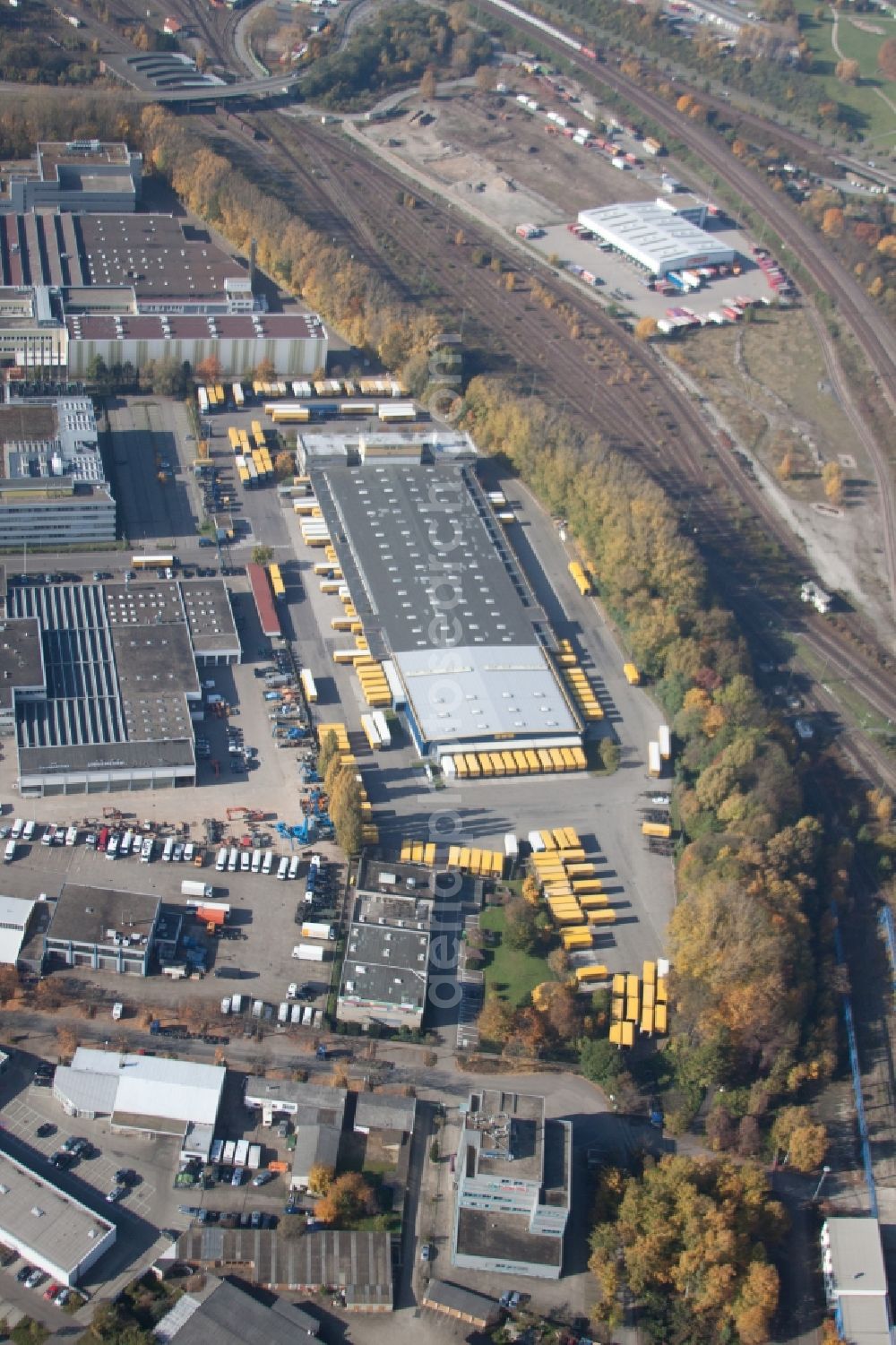 Karlsruhe from above - Warehouses and forwarding building SWS-Speditions-GmbH, Otto-street in the district Durlach in Karlsruhe in the state Baden-Wuerttemberg