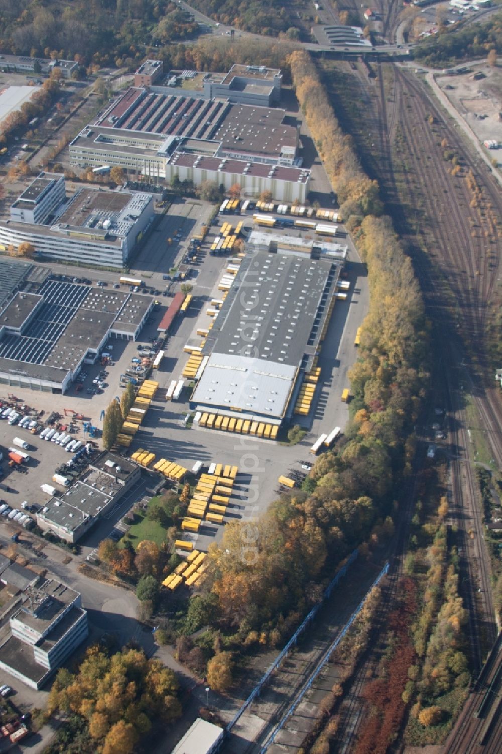 Karlsruhe from the bird's eye view: Warehouses and forwarding building SWS-Speditions-GmbH, Otto-street in the district Durlach in Karlsruhe in the state Baden-Wuerttemberg