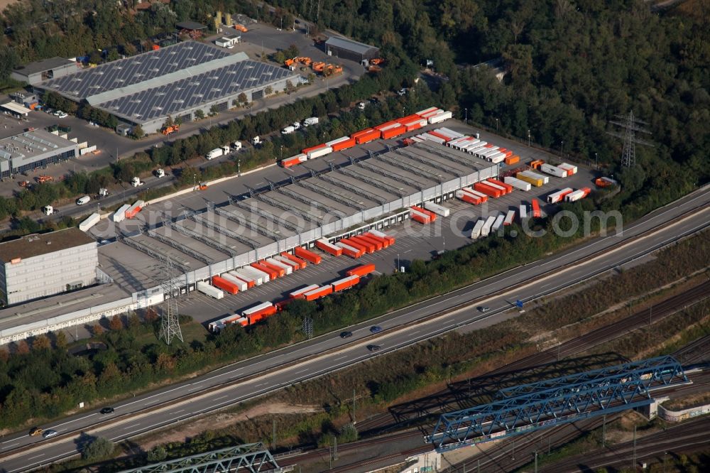 Wiesbaden from the bird's eye view: Warehouses and forwarding building of the TNT handling center in Wiesbaden in the state Hesse. National handling center, delivery base from TNT