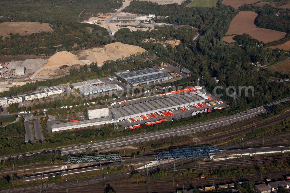 Aerial image Wiesbaden - Warehouses and forwarding building of the TNT handling center in Wiesbaden in the state Hesse. National handling center, delivery base from TNT