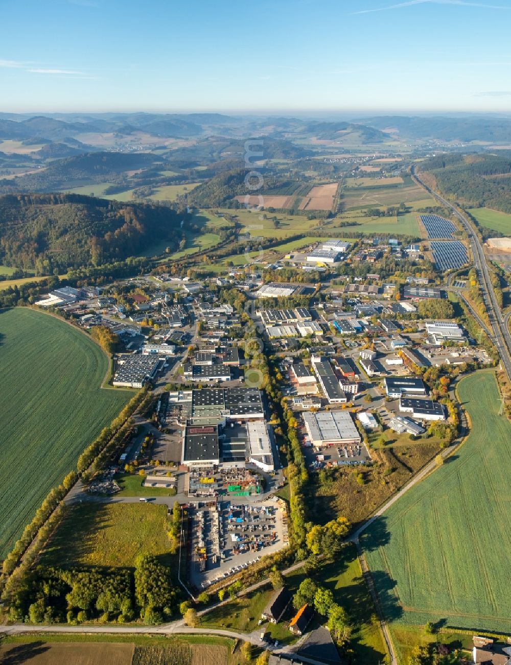 Aerial photograph Meschede - Warehouse complex-building in the industrial area Enste Nord an der A 46 in Meschede in the state North Rhine-Westphalia, Germany with settlements of the Companies EVENTTECHNIK SUeDWESTFALEN, ITH GmbH & Co. KG, SH Anbaugeraete GmbH and Feuerwehrverband Hochsauerlandkreis e.V