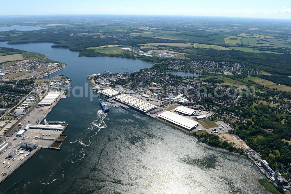 Schlutup from the bird's eye view: Warehouse complex-building in the industrial area on Fabrikstrasse in Schlutup in the state Schleswig-Holstein