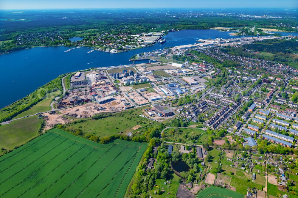 Lübeck from the bird's eye view: Warehouse complex-building in the industrial area Herrenwyk on street Moellerung in Luebeck in the state Schleswig-Holstein, Germany