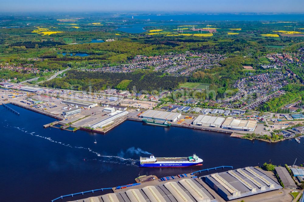 Aerial image Lübeck - Warehouse complex building in the commercial area on the banks of the Trave with the car ferry Corona Sea on Fabrikstrasse in Luebeck in the state Schleswig-Holstein