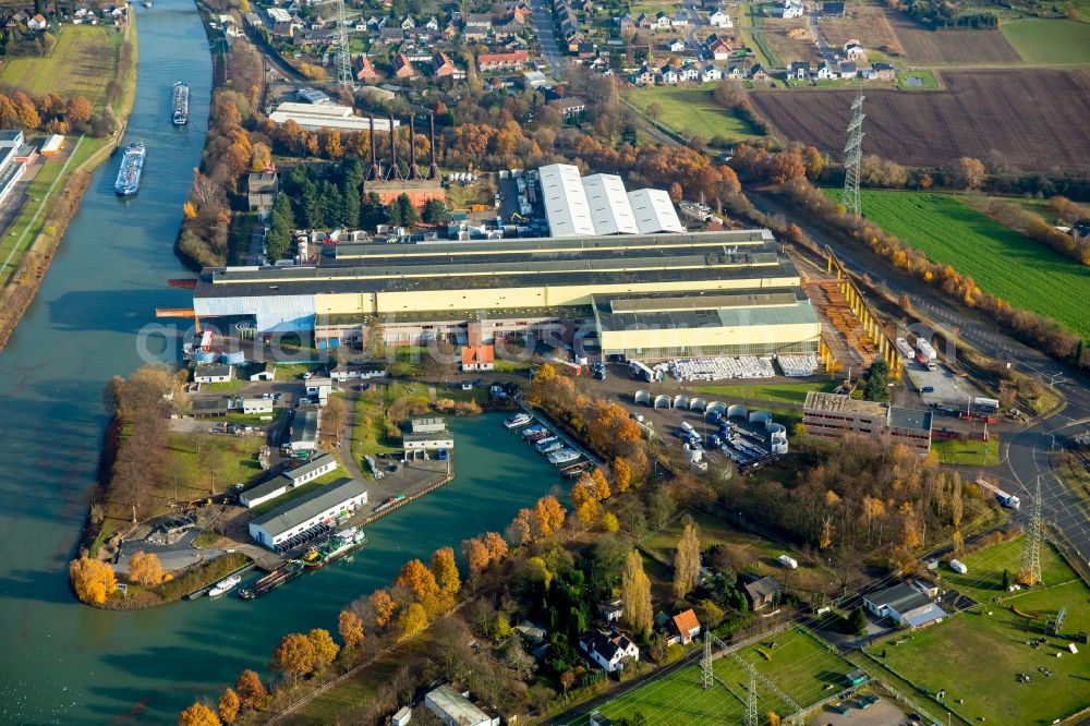 Voerde (Niederrhein) from the bird's eye view: Warehouse complex-building in the industrial area WDK Hafen und Lager GmbH on canal Wesel-Datteln-Kanal in the district Spellen in Voerde (Niederrhein) in the state North Rhine-Westphalia