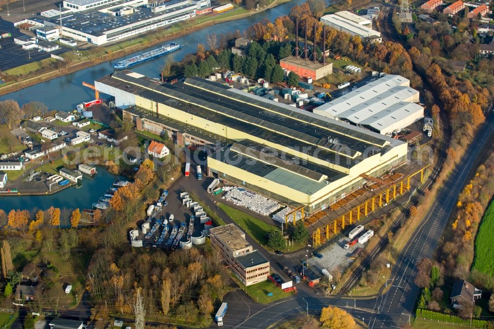 Voerde (Niederrhein) from above - Warehouse complex-building in the industrial area WDK Hafen und Lager GmbH on canal Wesel-Datteln-Kanal in the district Spellen in Voerde (Niederrhein) in the state North Rhine-Westphalia