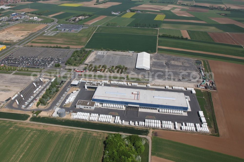 Mainz from the bird's eye view: Warehouse complex-building of the logistics company Hermes in the business area Wirtschaftspark Mainz - Rhein / Main in Mainz in the state Rhineland-Palatinate, Germany