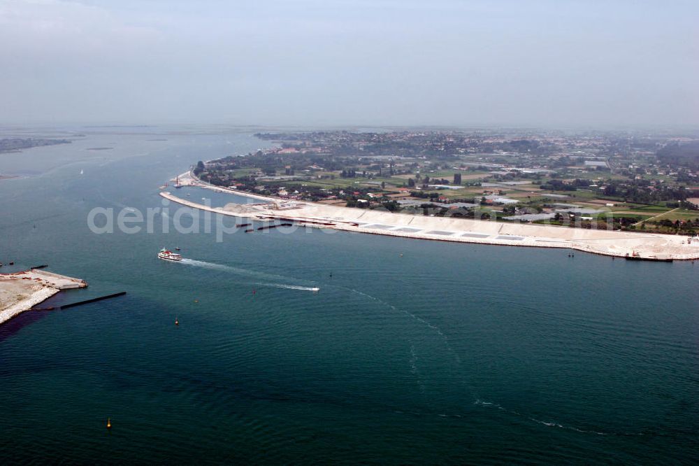 Venedig from above - Blick auf die Baustelle des Projekts M.O.S.E. bei Punta Sabbioni in Venedig. Die Abkürzung M.O.S.E. steht für modulo sperimentale eletromeccanico und bezeichnet ein bewegliches Flutschutzwehr. Das Sperrwerk soll besonders die historische Altstadt Venedigs vor Überflutungen schützen. Die Bauarbeiten begannen 2003. Umgesetzt wird das Projekt von der Firmengemeinschaft Consorzio Venezia Nuova, einem Zusammenschluss der 30 größten Baufirmen Italiens. View to the building area of the project M.O.S.E. near Punta Sabbioni in Venedig. The abbrevation M.O.S.E. stands for modulo sperimentale eletromeccanico and describes an moveable flood protection weir. The barrage should protect espacially the historic city of Venedig from flood. the construction work started in 2003. The project is realised from the company group Consorzio Venezia Nuova, wich is an union of the 30 largest building companys in italy.