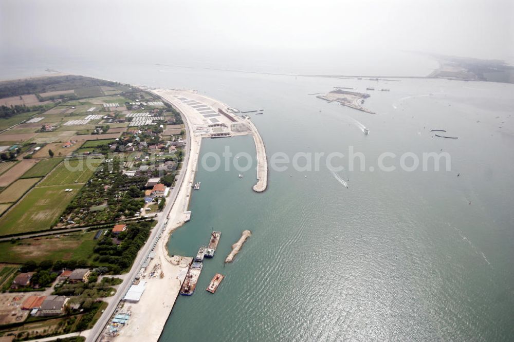 Aerial photograph Venedig - Blick auf die Baustelle des Projekts M.O.S.E. bei Punta Sabbioni in Venedig. Die Abkürzung M.O.S.E. steht für modulo sperimentale eletromeccanico und bezeichnet ein bewegliches Flutschutzwehr. Das Sperrwerk soll besonders die historische Altstadt Venedigs vor Überflutungen schützen. Die Bauarbeiten begannen 2003. Umgesetzt wird das Projekt von der Firmengemeinschaft Consorzio Venezia Nuova, einem Zusammenschluss der 30 größten Baufirmen Italiens. View to the building area of the project M.O.S.E. near Punta Sabbioni in Venedig. The abbrevation M.O.S.E. stands for modulo sperimentale eletromeccanico and describes an moveable flood protection weir. The barrage should protect espacially the historic city of Venedig from flood. the construction work started in 2003. The project is realised from the company group Consorzio Venezia Nuova, wich is an union of the 30 largest building companys in italy.