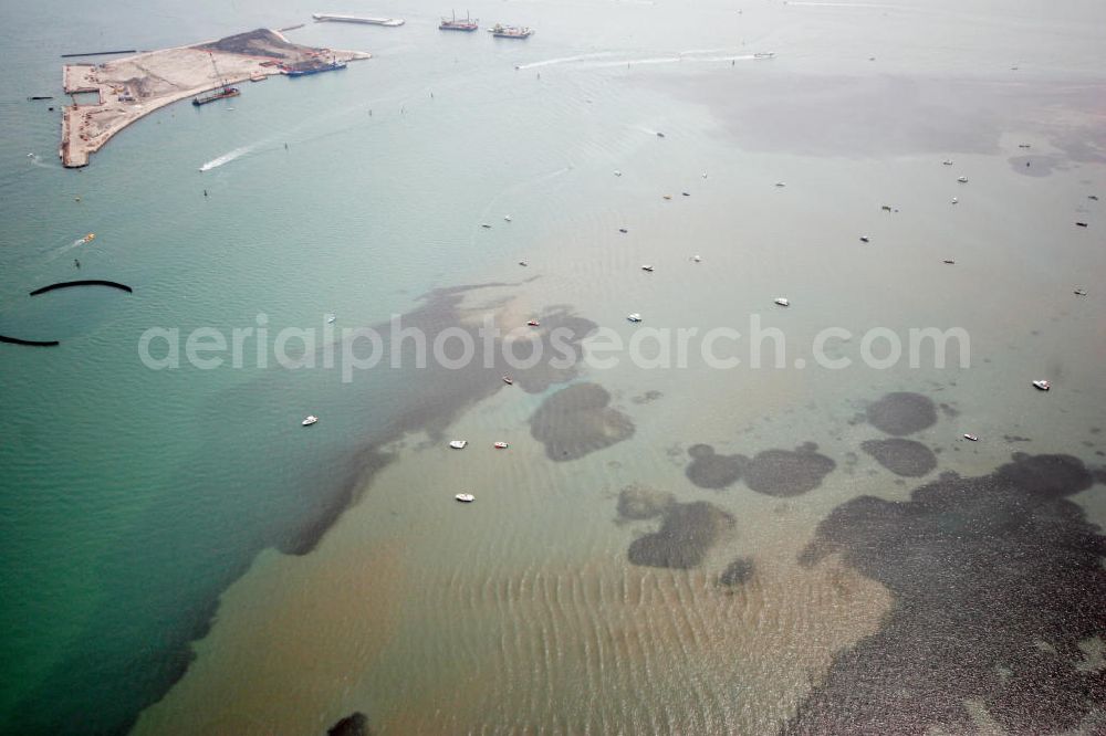 Venedig from above - Blick auf die Baustelle des Projekts M.O.S.E. bei Punta Sabbioni in Venedig. Die Abkürzung M.O.S.E. steht für modulo sperimentale eletromeccanico und bezeichnet ein bewegliches Flutschutzwehr. Das Sperrwerk soll besonders die historische Altstadt Venedigs vor Überflutungen schützen. Die Bauarbeiten begannen 2003. Umgesetzt wird das Projekt von der Firmengemeinschaft Consorzio Venezia Nuova, einem Zusammenschluss der 30 größten Baufirmen Italiens. View to the building area of the project M.O.S.E. near Punta Sabbioni in Venedig. The abbrevation M.O.S.E. stands for modulo sperimentale eletromeccanico and describes an moveable flood protection weir. The barrage should protect espacially the historic city of Venedig from flood. the construction work started in 2003. The project is realised from the company group Consorzio Venezia Nuova, wich is an union of the 30 largest building companys in italy.