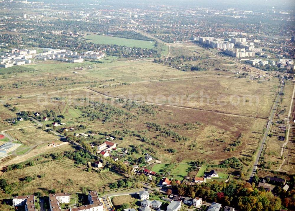 Aerial photograph Schönefeld, Brandenburg - Land-Art Projekt im Gewerbe- und Wohngebiet Roncasa der HVB Projekt GmbH westlich des S- und Fernbahnhofes Schönefeld.