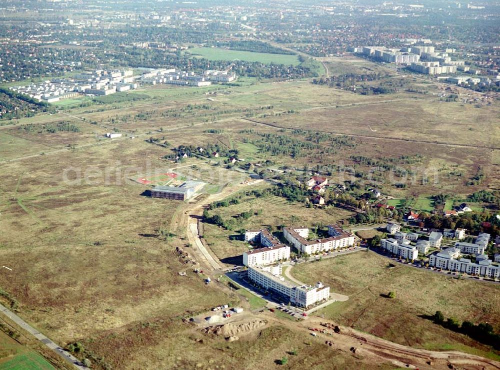 Schönefeld, Brandenburg from above - Land-Art Projekt im Gewerbe- und Wohngebiet Roncasa der HVB Projekt GmbH westlich des S- und Fernbahnhofes Schönefeld.