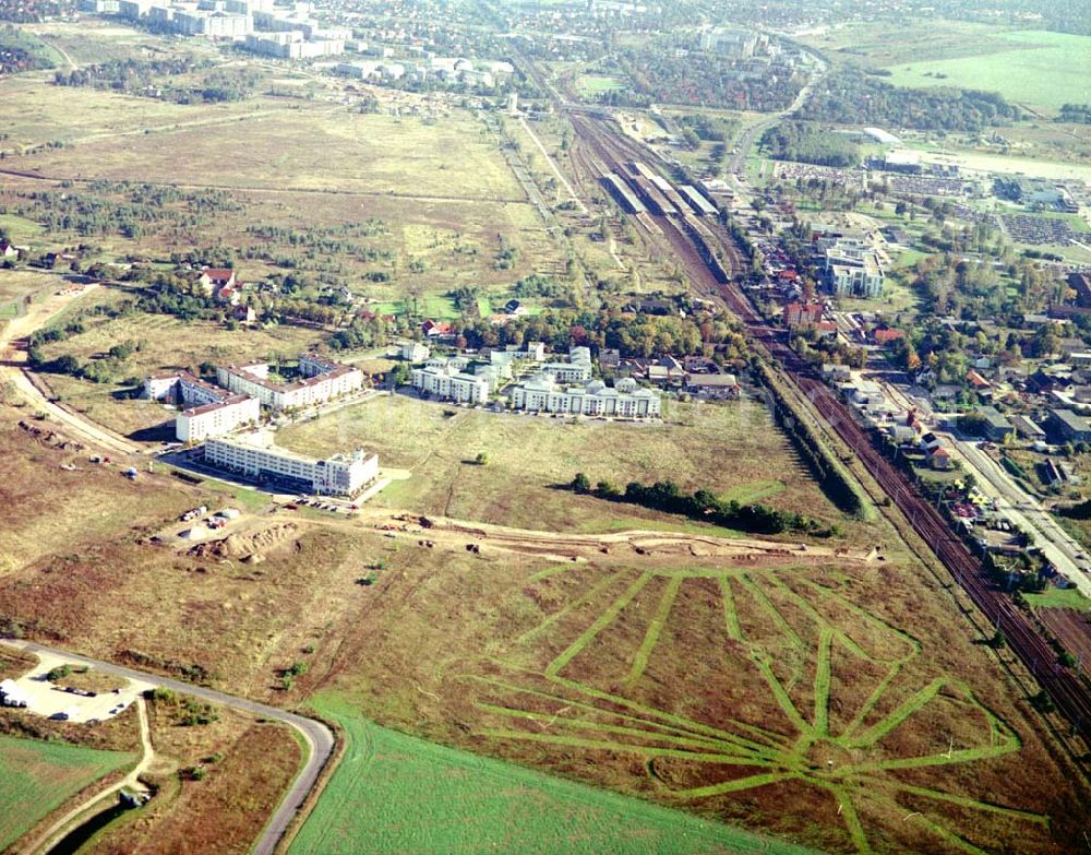 Schönefeld, Brandenburg from the bird's eye view: Land-Art Projekt im Gewerbe- und Wohngebiet Roncasa der HVB Projekt GmbH westlich des S- und Fernbahnhofes Schönefeld.